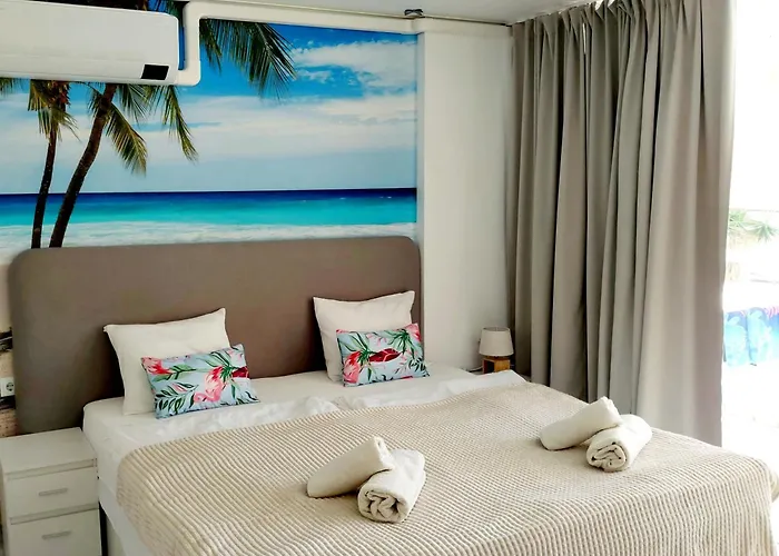 Under The Palm Daire